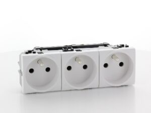 Bticino LL drievoud voorbek stopc wit 16A 250V Contactdozen 10/16 A 250 Volt met steekklemmen